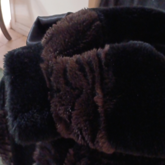 Monterey Fashion FAUX fur Coat. - Picture 5 of 10